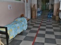 30_Skola_slouzi_nyni_jako_nouzove_ubytovani_...